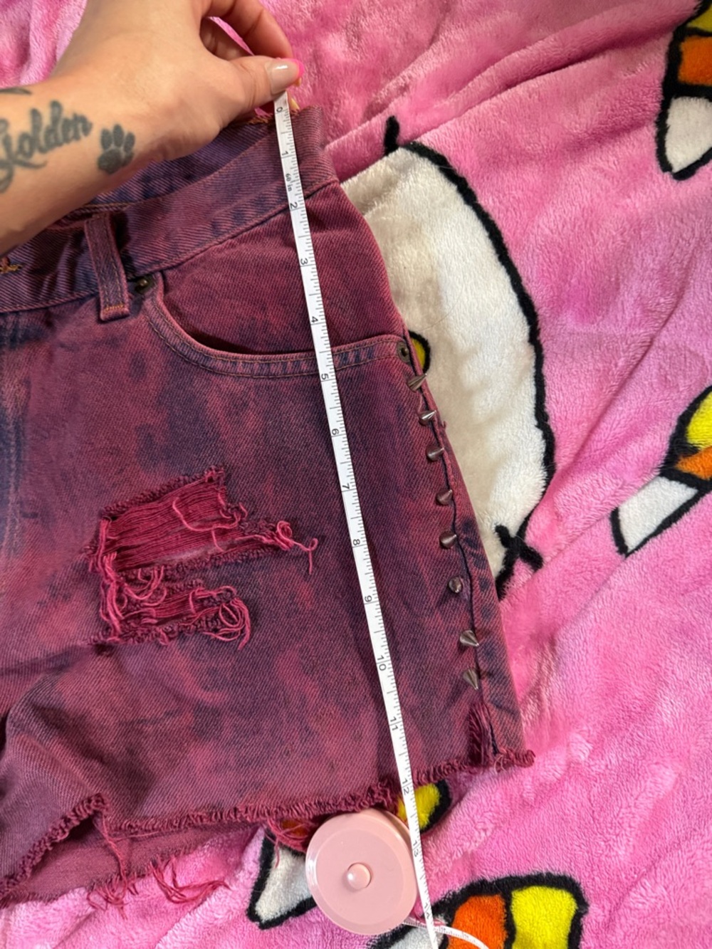 Distressed High-Waist Denim Shorts burgundy - Picture 8 of 9